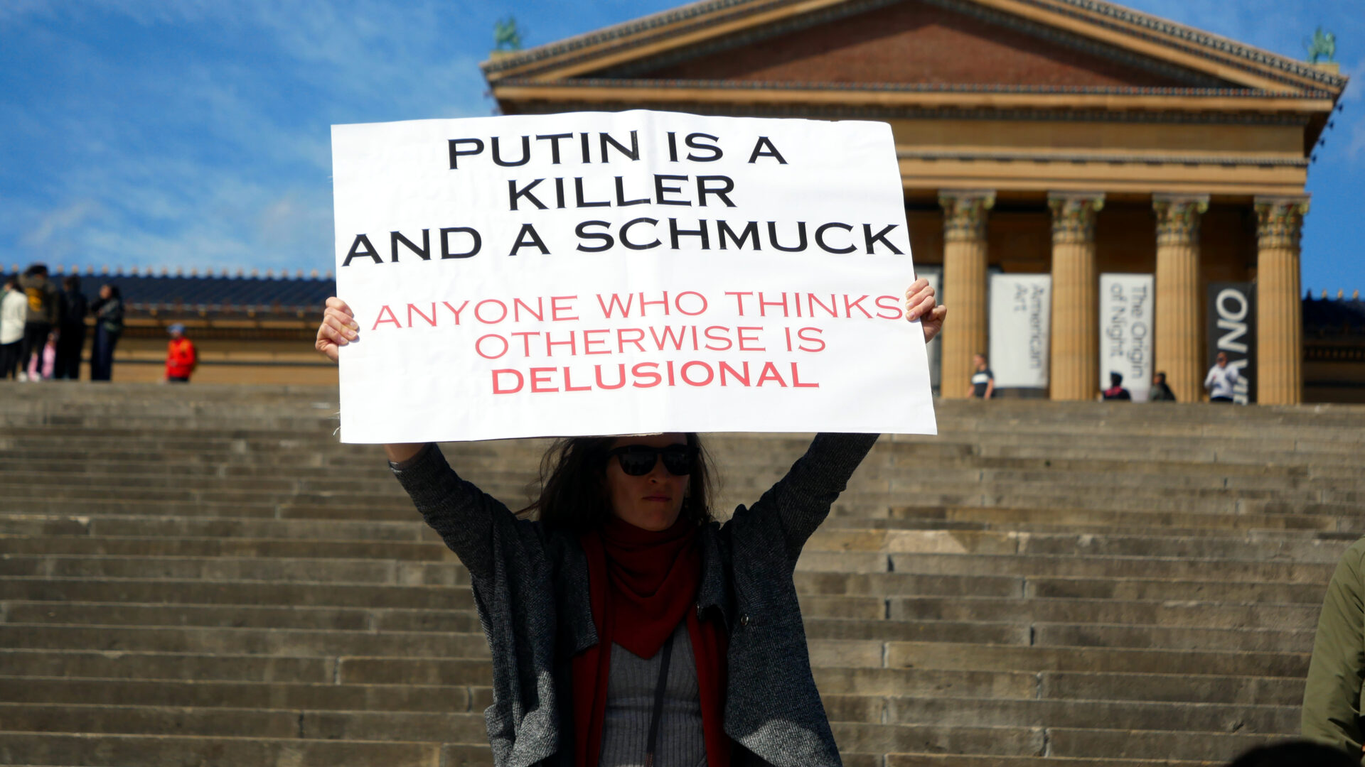 A photo of a participant of the Russian opposition protest against the presidential election of Vladimir Putin at the Philadelphia Museum of Art in Philadelphia (USA) on March 17, 2024, which was organized by Vlad Dorokhin (Vladimir Dorokhin).