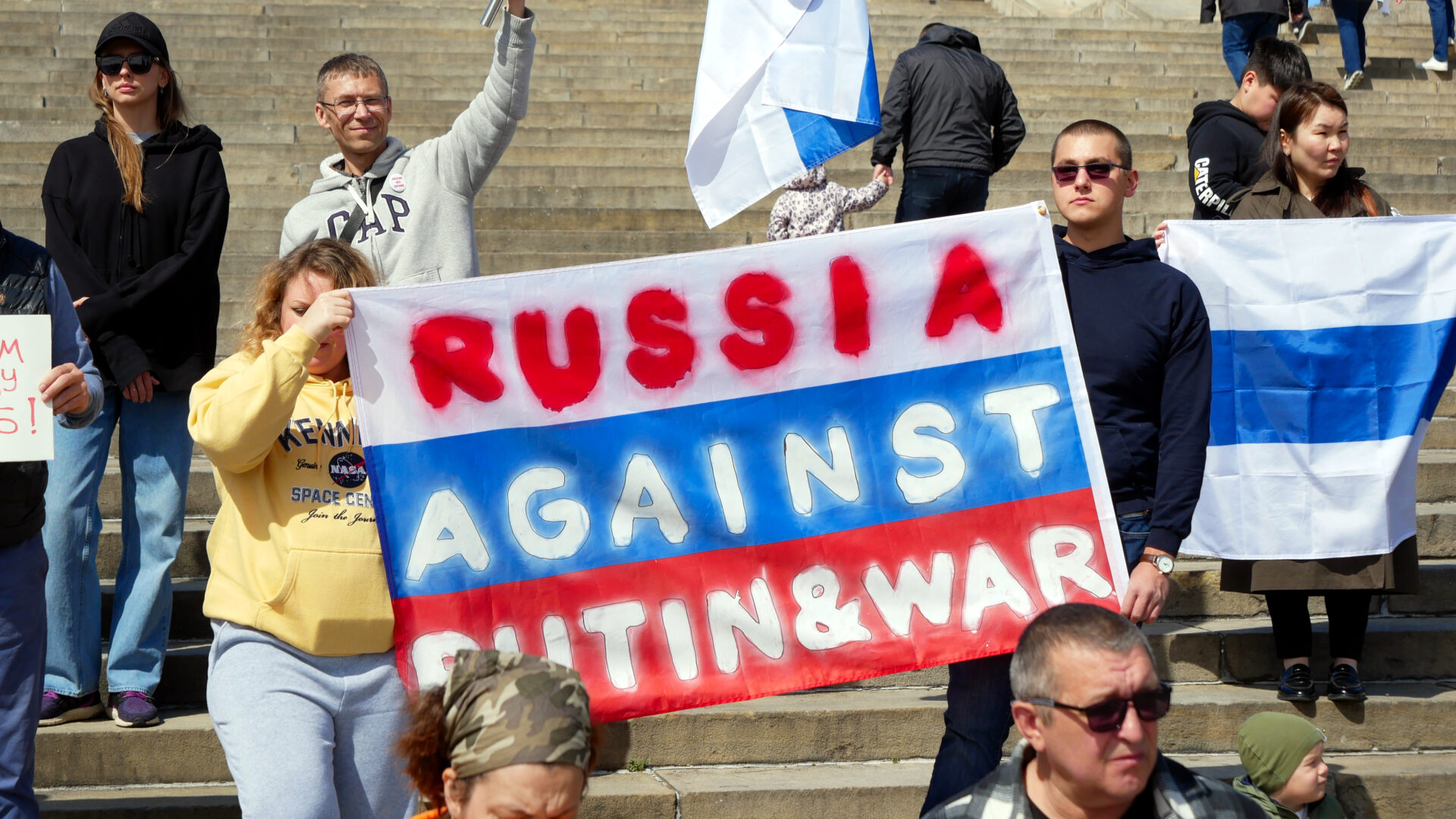 A photo of participants of the Russian opposition protest against the presidential election of Vladimir Putin at the Philadelphia Museum of Art in Philadelphia (USA) on March 17, 2024, which was organized by Vlad Dorokhin (Vladimir Dorokhin).