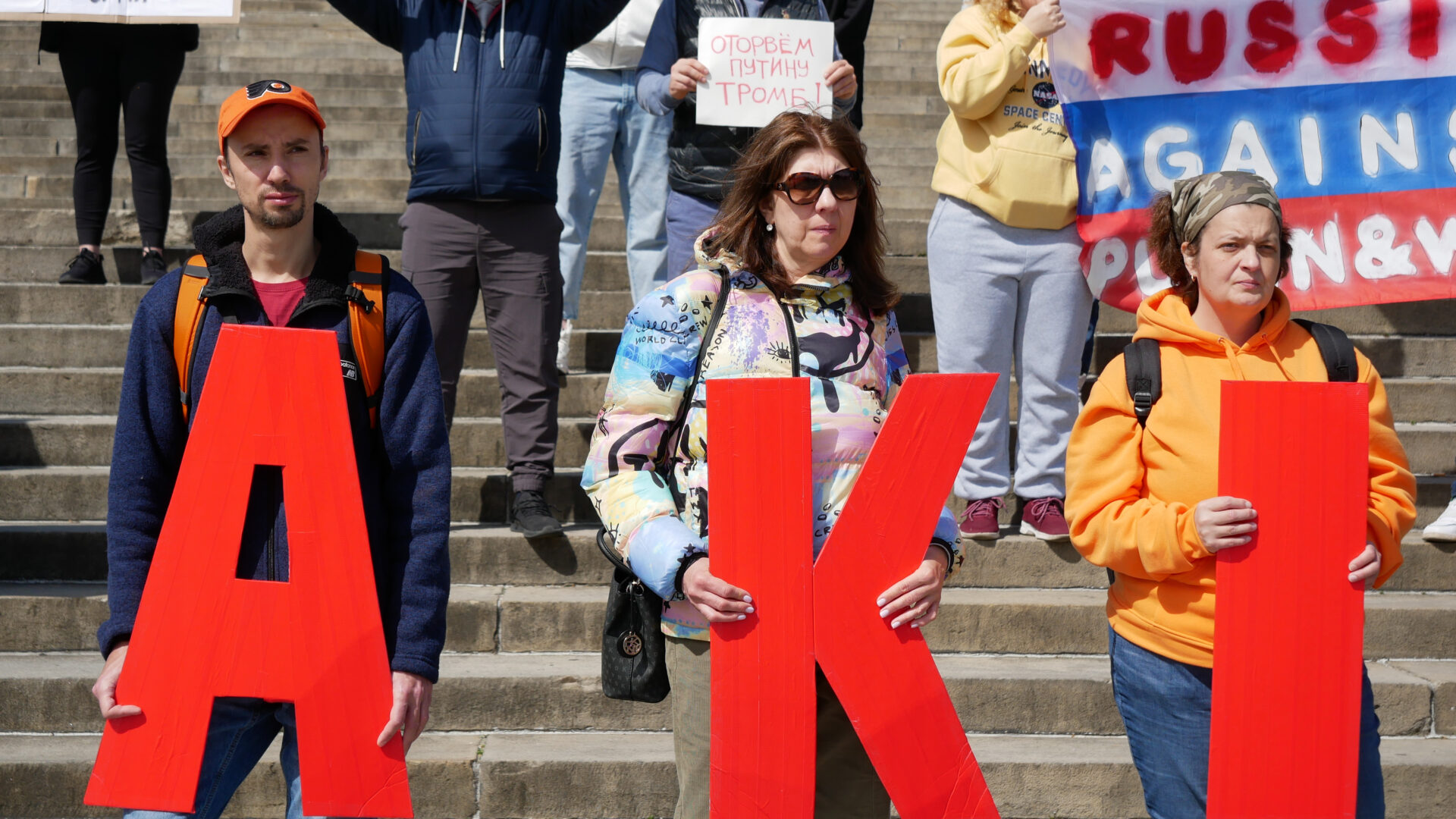 A photo of participants of the Russian opposition protest against the presidential election of Vladimir Putin at the Philadelphia Museum of Art in Philadelphia (USA) on March 17, 2024, which was organized by Vlad Dorokhin (Vladimir Dorokhin).