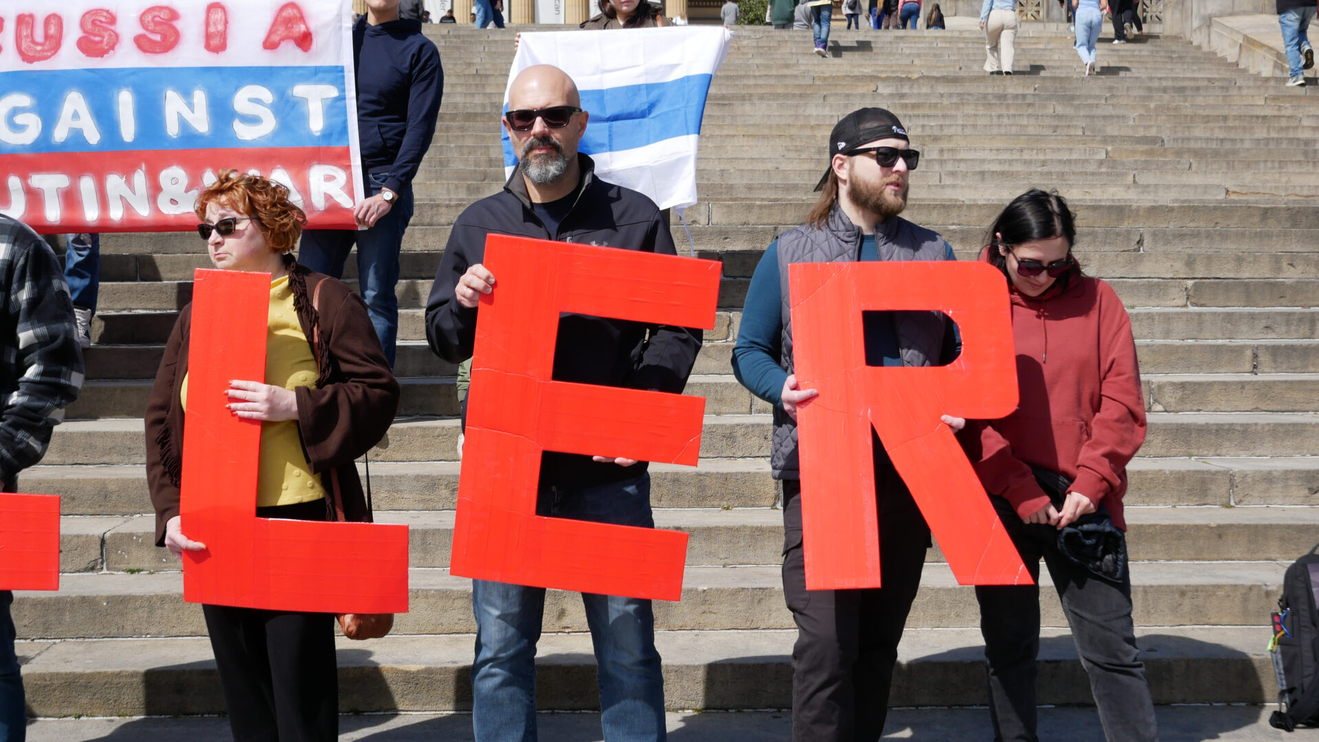 A photo of participants of the Russian opposition protest against the presidential election of Vladimir Putin at the Philadelphia Museum of Art in Philadelphia (USA) on March 17, 2024, which was organized by Vlad Dorokhin (Vladimir Dorokhin).