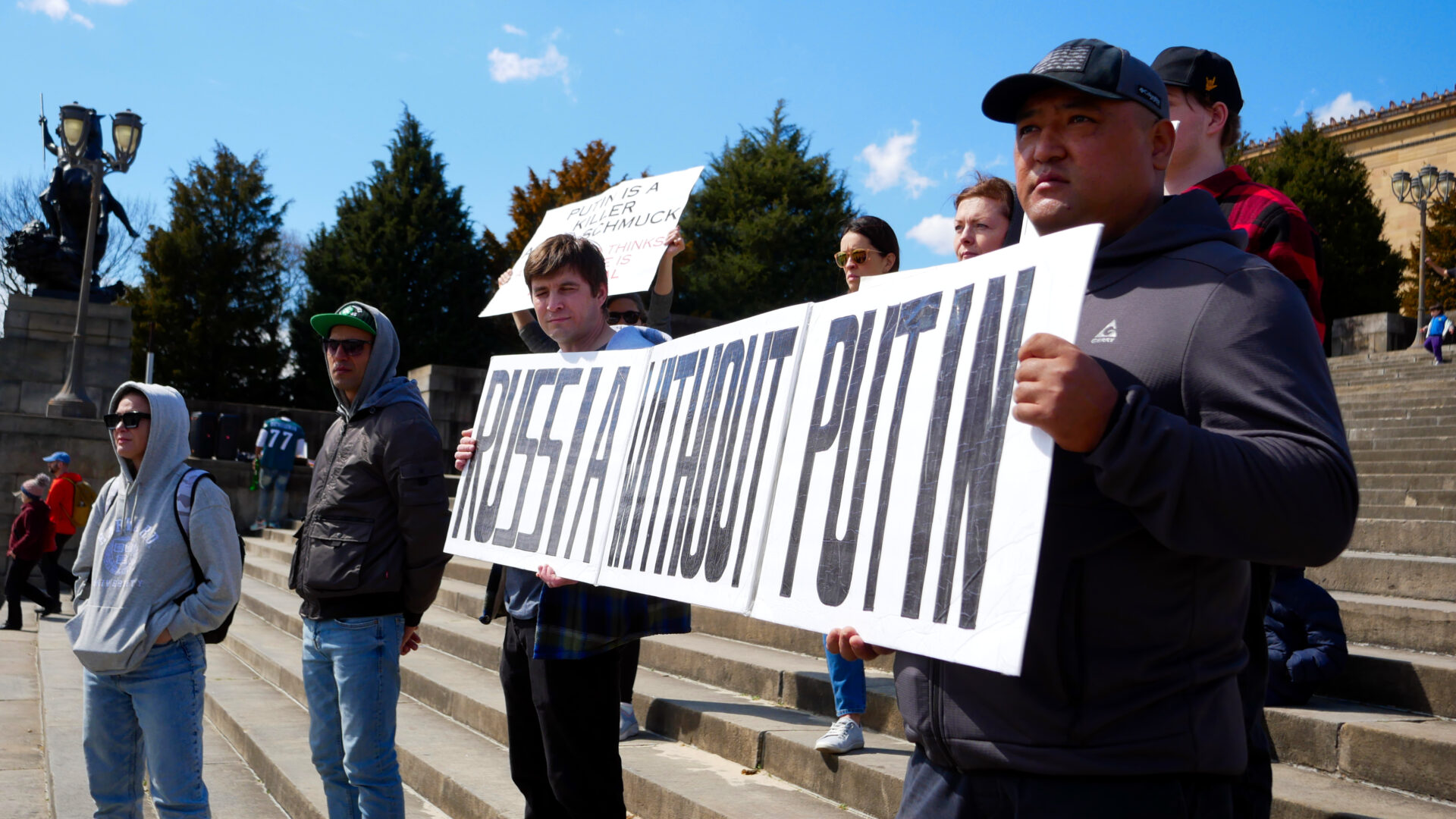 A photo of participants of the Russian opposition protest against the presidential election of Vladimir Putin at the Philadelphia Museum of Art in Philadelphia (USA) on March 17, 2024, which was organized by Vlad Dorokhin (Vladimir Dorokhin).