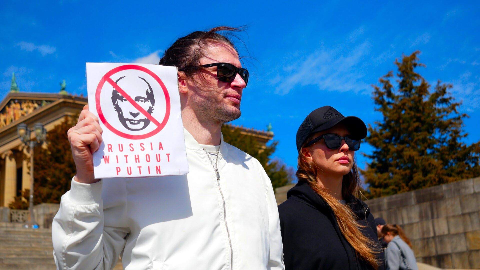 A photo of participants of the Russian opposition protest against the presidential election of Vladimir Putin at the Philadelphia Museum of Art in Philadelphia (USA) on March 17, 2024, which was organized by Vlad Dorokhin (Vladimir Dorokhin).