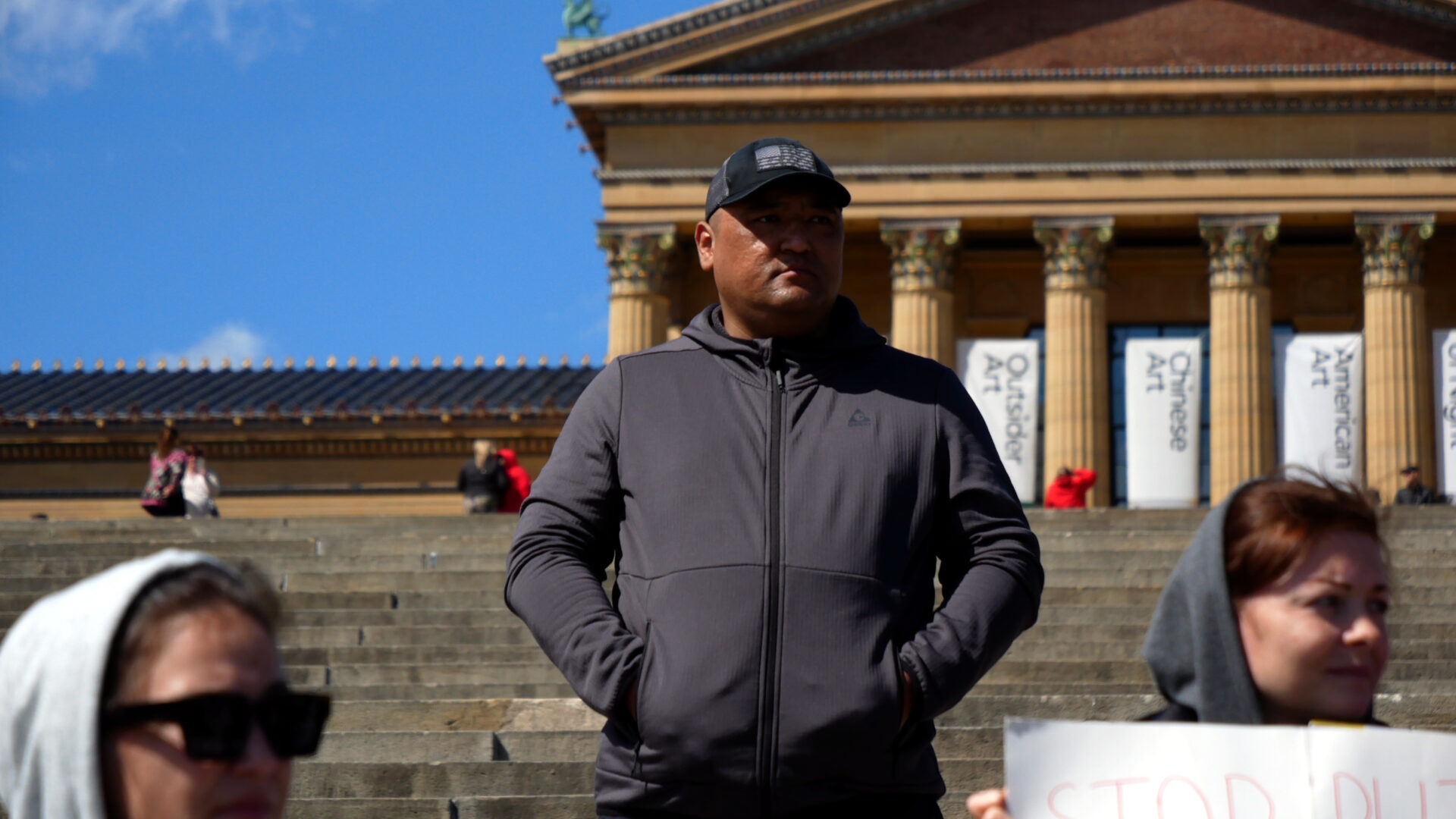 A photo of participants of the Russian opposition protest against the presidential election of Vladimir Putin at the Philadelphia Museum of Art in Philadelphia (USA) on March 17, 2024, which was organized by Vlad Dorokhin (Vladimir Dorokhin).