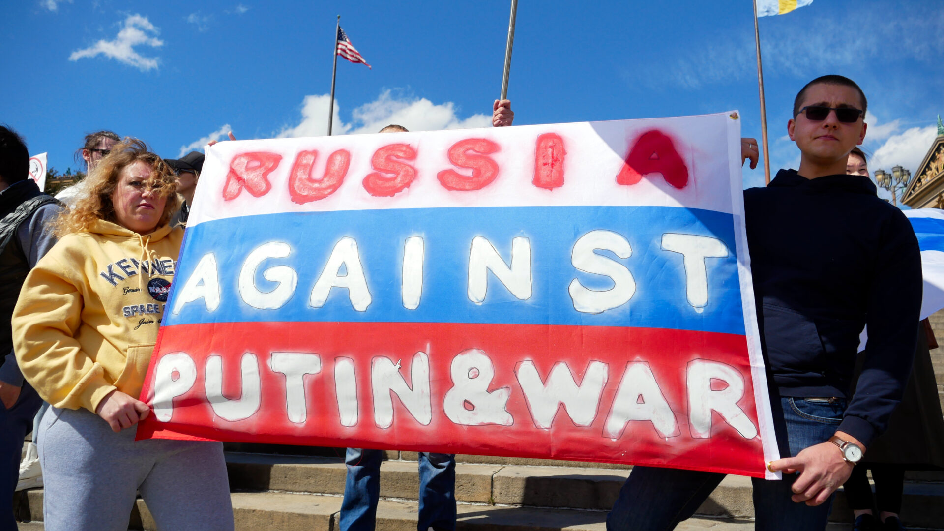 A photo of participants of the Russian opposition protest against the presidential election of Vladimir Putin at the Philadelphia Museum of Art in Philadelphia (USA) on March 17, 2024, which was organized by Vlad Dorokhin (Vladimir Dorokhin).