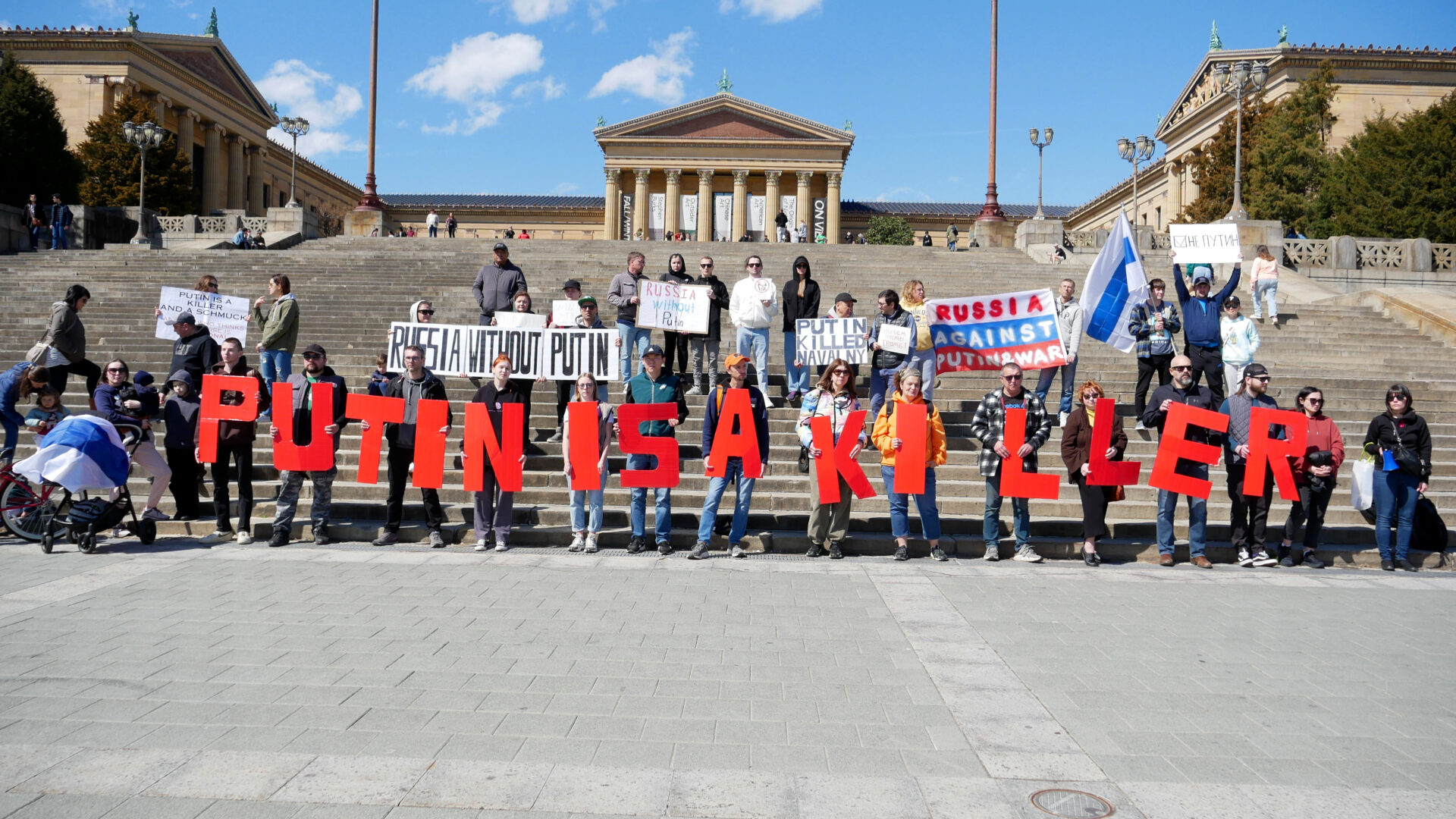 Фотография участников российской акции протеста, посвящённой переизбранию Владимира Путина как президента и организованной Владом Дорохиным (Владимиром Дорохиным) около Художественного музея в Филадельфии (США) 17 марта 2024 года.