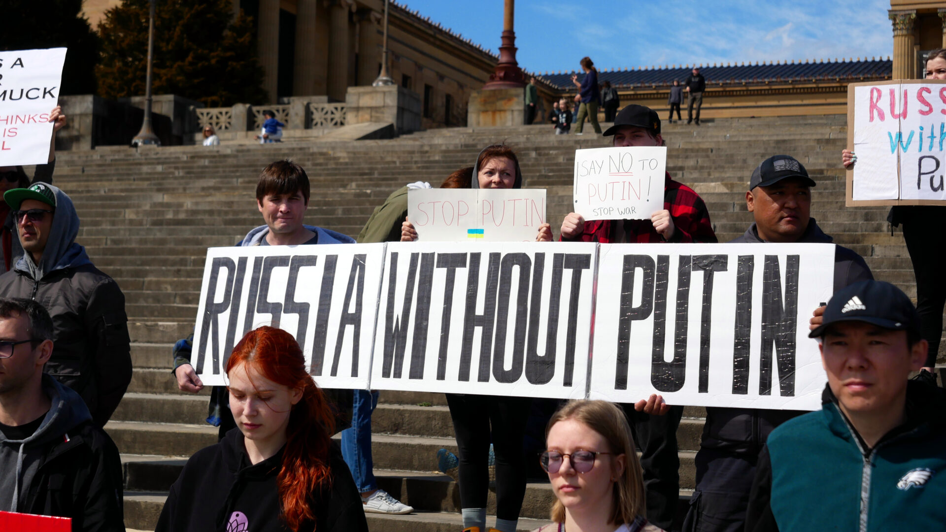 Фотография участников российской акции протеста, посвящённой переизбранию Владимира Путина как президента и организованной Владом Дорохиным (Владимиром Дорохиным) около Художественного музея в Филадельфии (США) 17 марта 2024 года.