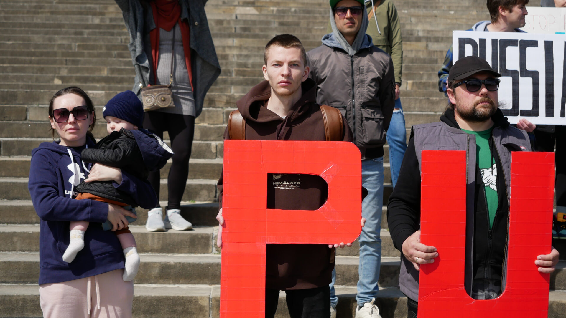 Фотография участников российской акции протеста, посвящённой переизбранию Владимира Путина как президента и организованной Владом Дорохиным (Владимиром Дорохиным) около Художественного музея в Филадельфии (США) 17 марта 2024 года.