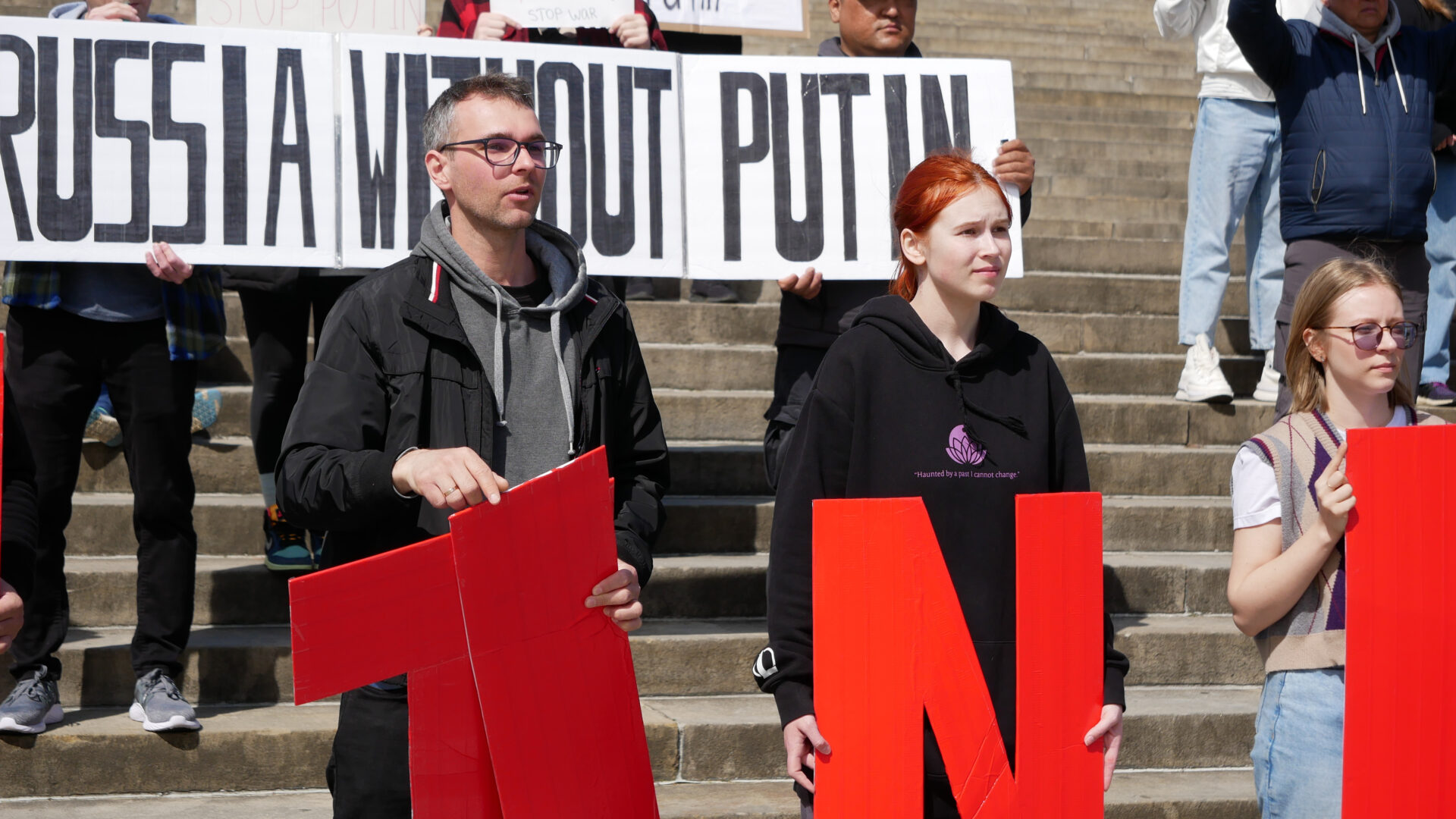 Фотография участников российской акции протеста, посвящённой переизбранию Владимира Путина как президента и организованной Владом Дорохиным (Владимиром Дорохиным) около Художественного музея в Филадельфии (США) 17 марта 2024 года.