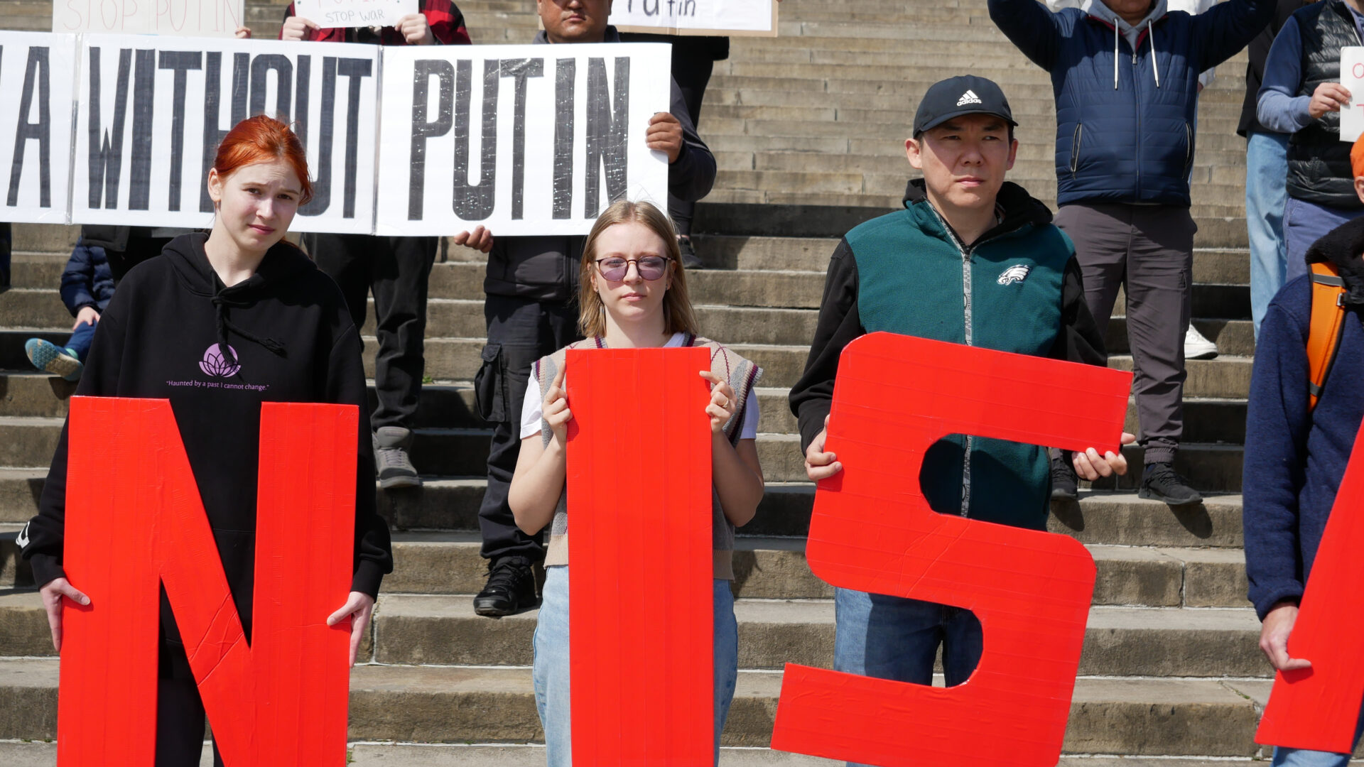 Фотография участников российской акции протеста, посвящённой переизбранию Владимира Путина как президента и организованной Владом Дорохиным (Владимиром Дорохиным) около Художественного музея в Филадельфии (США) 17 марта 2024 года.