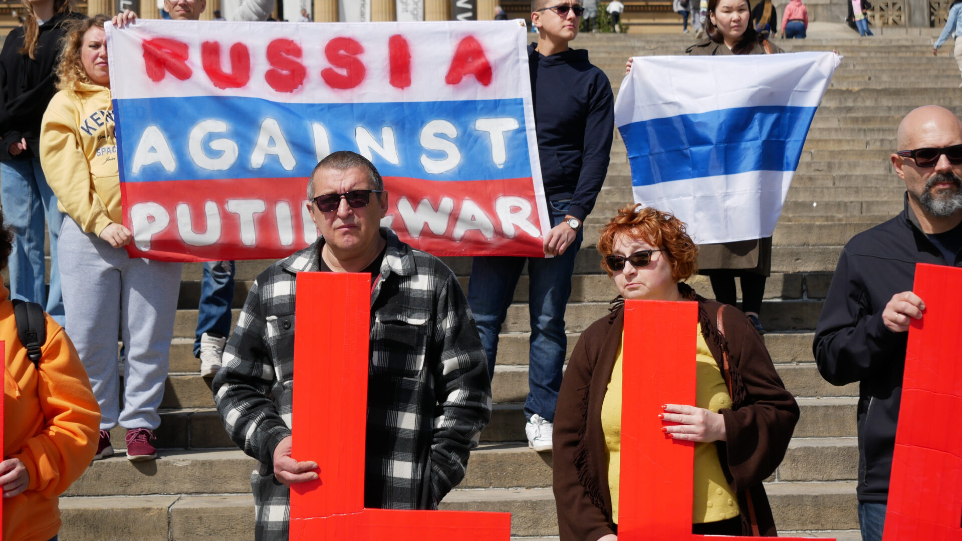 Фотография участников российской акции протеста, посвящённой переизбранию Владимира Путина как президента и организованной Владом Дорохиным (Владимиром Дорохиным) около Художественного музея в Филадельфии (США) 17 марта 2024 года.