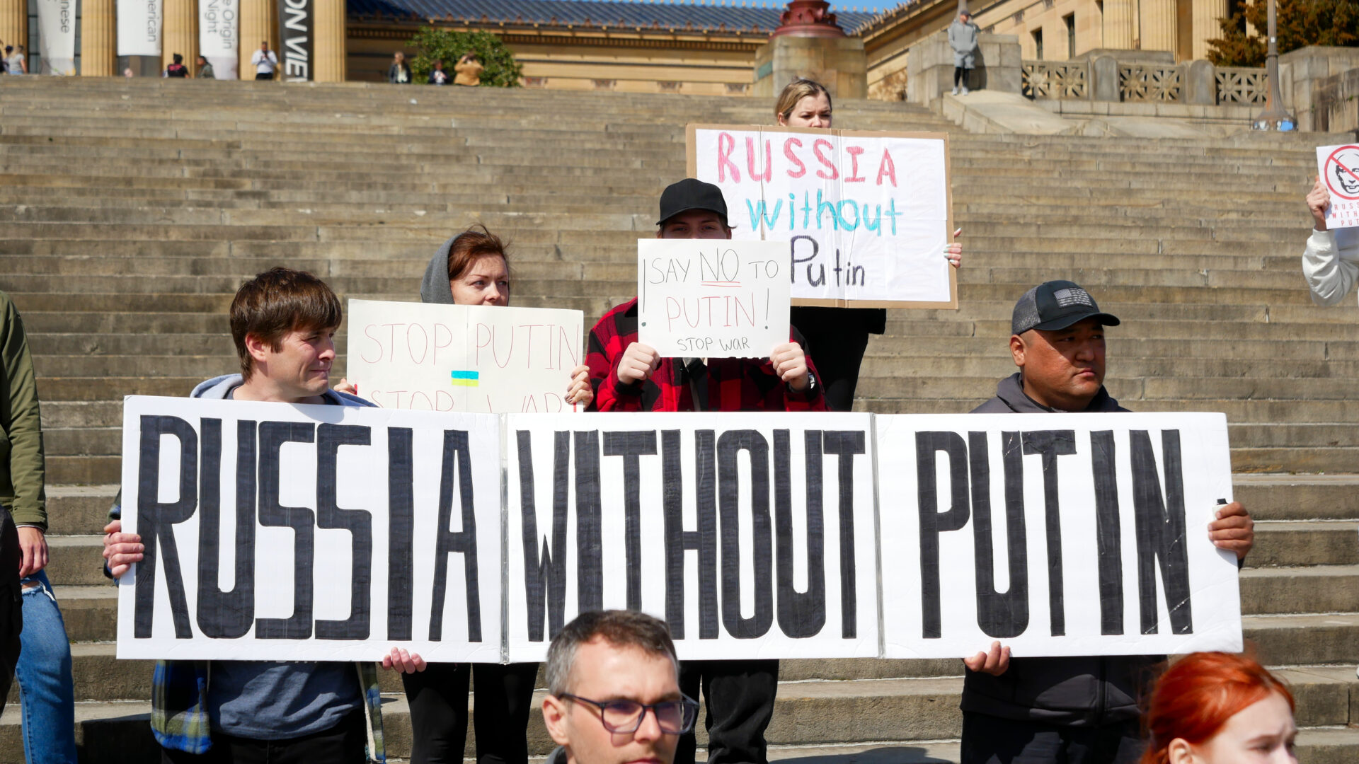 Фотография участников российской акции протеста, посвящённой переизбранию Владимира Путина как президента и организованной Владом Дорохиным (Владимиром Дорохиным) около Художественного музея в Филадельфии (США) 17 марта 2024 года.