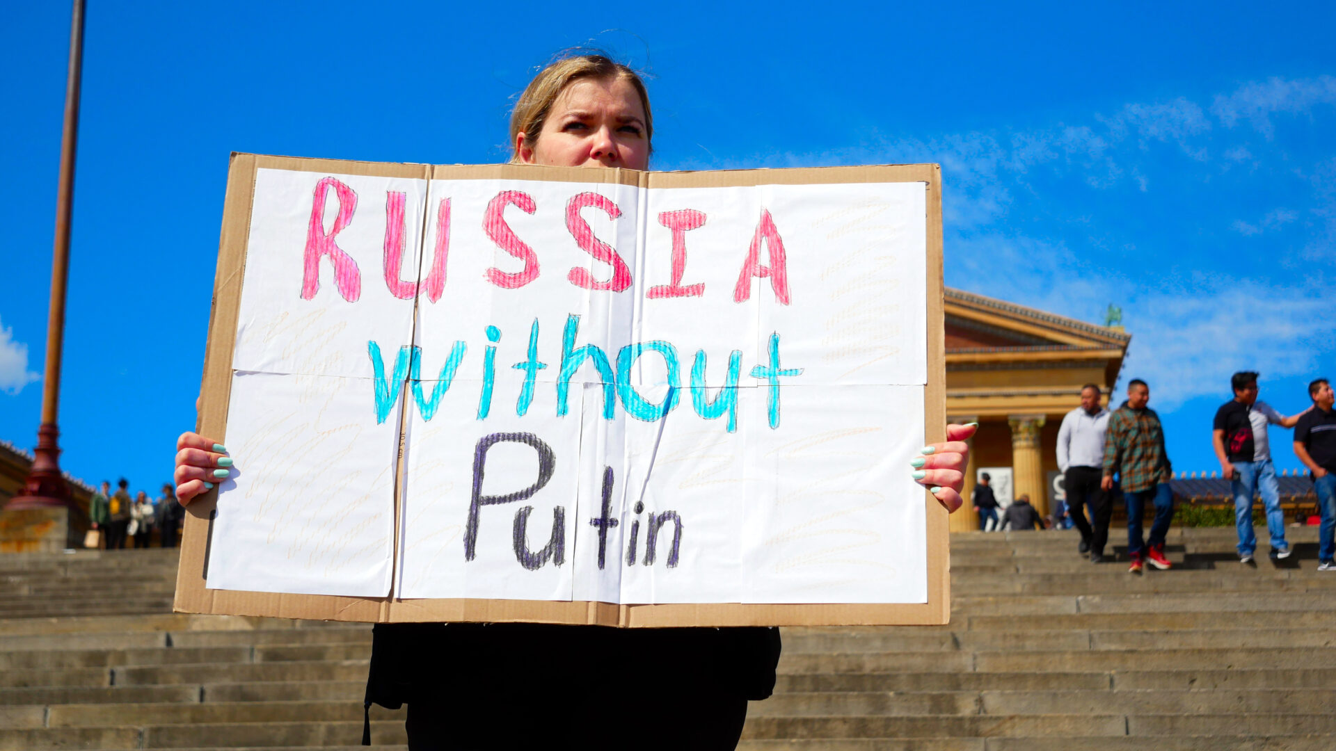 Фотография участницы российской акции протеста, посвящённой переизбранию Владимира Путина как президента и организованной Владом Дорохиным (Владимиром Дорохиным) около Художественного музея в Филадельфии (США) 17 марта 2024 года.