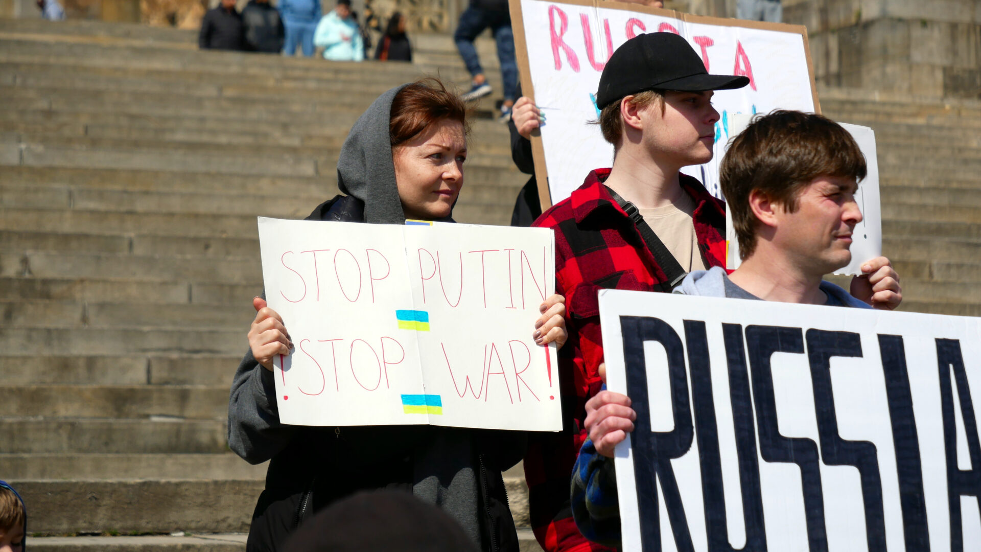 Фотография участников российской акции протеста, посвящённой переизбранию Владимира Путина как президента и организованной Владом Дорохиным (Владимиром Дорохиным) около Художественного музея в Филадельфии (США) 17 марта 2024 года.