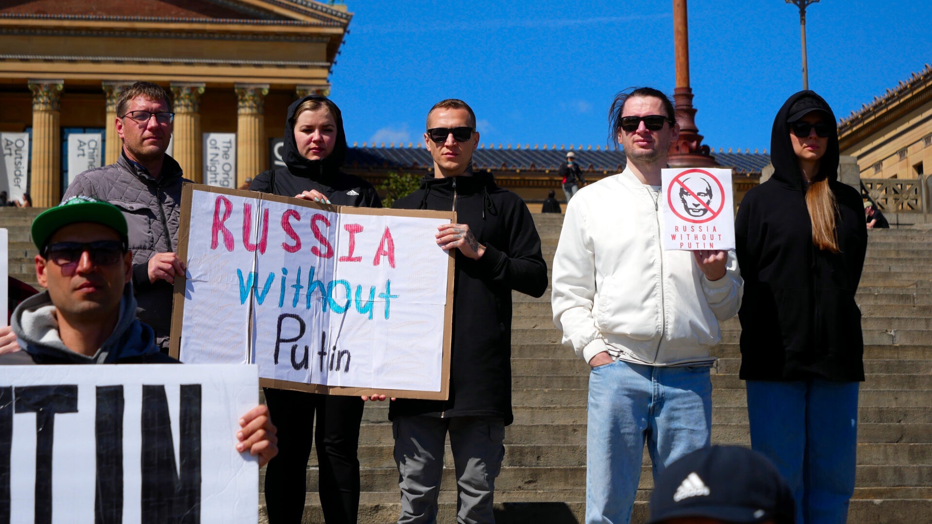 Фотография участников российской акции протеста, посвящённой переизбранию Владимира Путина как президента и организованной Владом Дорохиным (Владимиром Дорохиным) около Художественного музея в Филадельфии (США) 17 марта 2024 года.