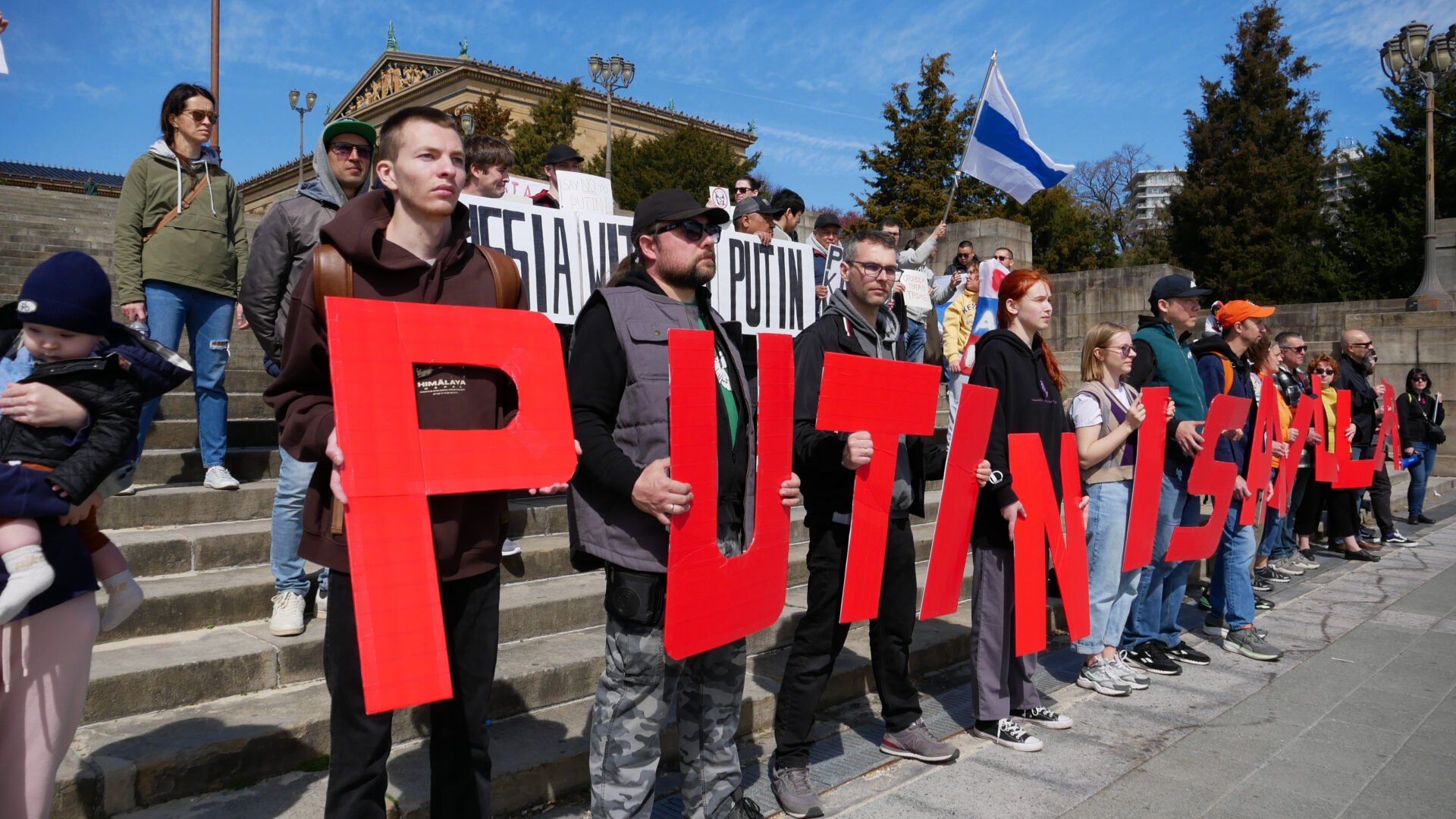 Фотография участников российской акции протеста, посвящённой переизбранию Владимира Путина как президента и организованной Владом Дорохиным (Владимиром Дорохиным) около Художественного музея в Филадельфии (США) 17 марта 2024 года.