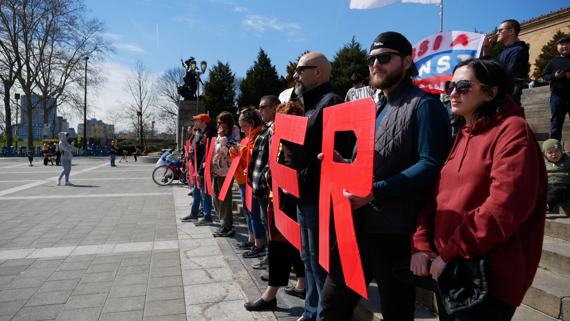 Фотография участников российской акции протеста, посвящённой переизбранию Владимира Путина как президента и организованной Владом Дорохиным (Владимиром Дорохиным) около Художественного музея в Филадельфии (США) 17 марта 2024 года.